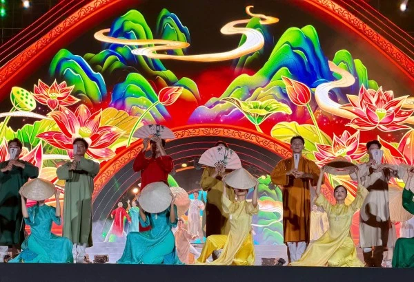 Chương trình nghệ thuật có quy mô lớn, được dàn dựng công phu.