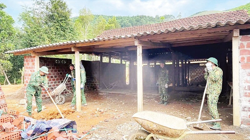 하띤 국경수비대의 Các "đội thợ xây không đồng" của Bộ đội Biên phòng Hà Tĩnh đảm nhiệm xây nhà mới cho những hộ dân gặp khó khăn về nhà ở.