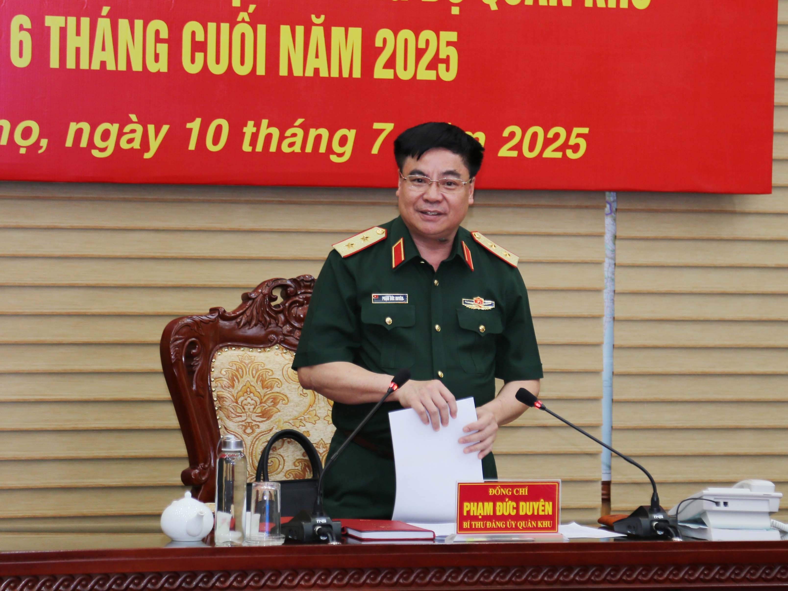 Trung tướng Phạm Đức Duyên, Bí thư Đảng ủy, Chính ủy Quân khu 2 phát biểu tại hội nghị. 2.jpg