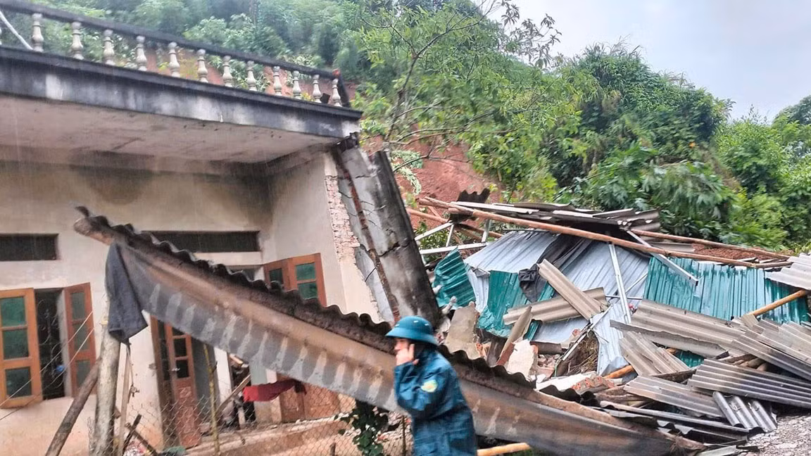 Nhiều ngôi nhà đã bị thiệt hại nặng nề.jpg