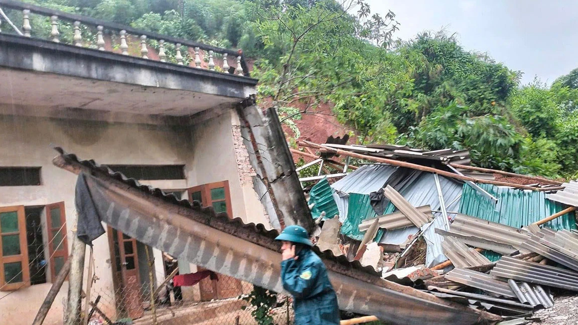 Nhiều ngôi nhà đã bị thiệt hại nặng nề.jpg