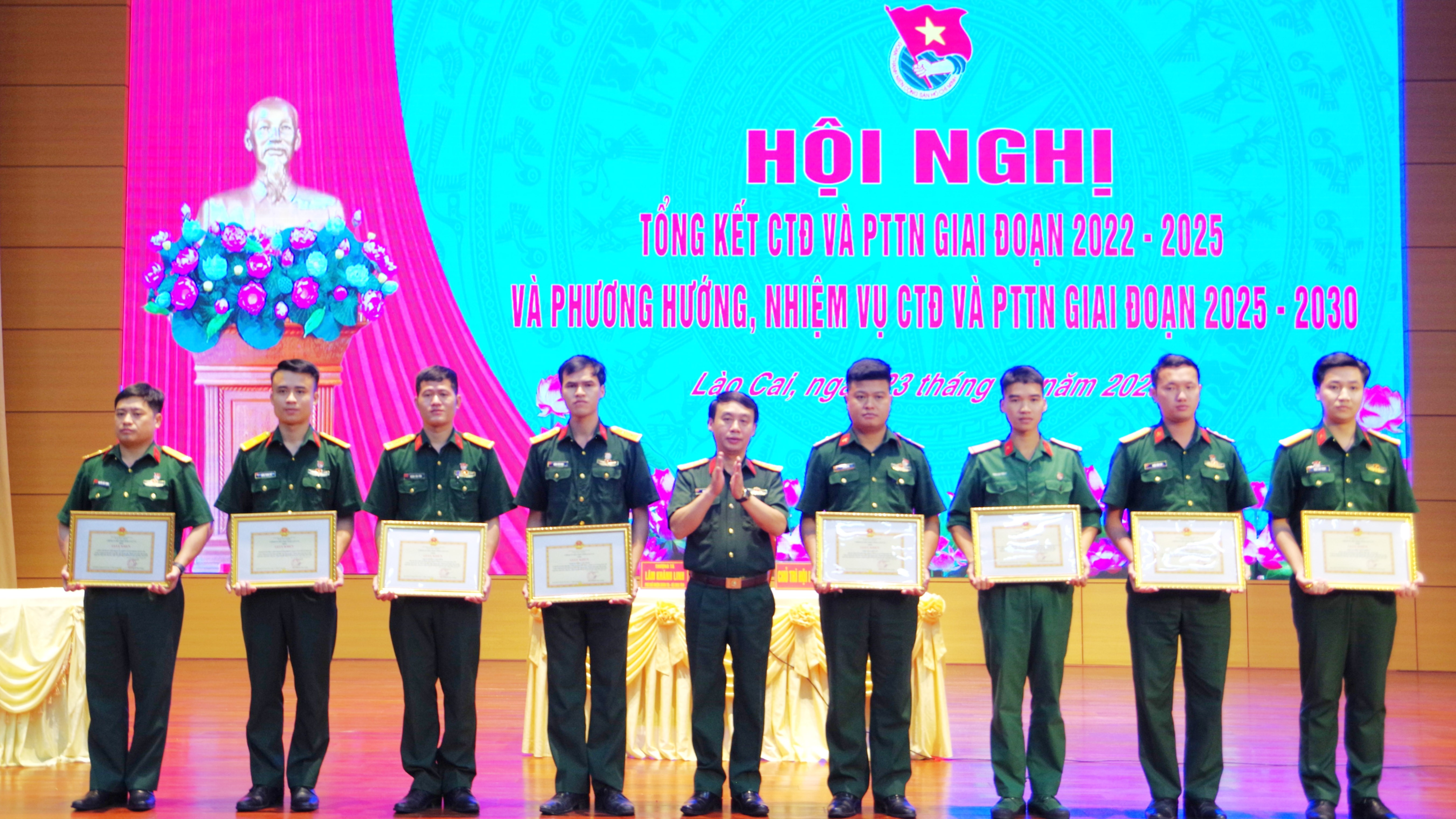 Đại tá Đặng Hồng Hải tặng Giấy khen cho các tập thể và cá nhân có thành tích xuất sắc. a5-2.jpg