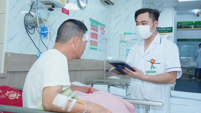 Nhân viên y tế Bệnh viện Bạch Mai sử dụng bệnh án điện tử trong quá trình thăm khám cho bệnh nhân. Nhân viên y tế Bệnh viện Bạch Mai sử dụng bệnh án điện tử trong quá trình thăm khám cho bệnh nhân.