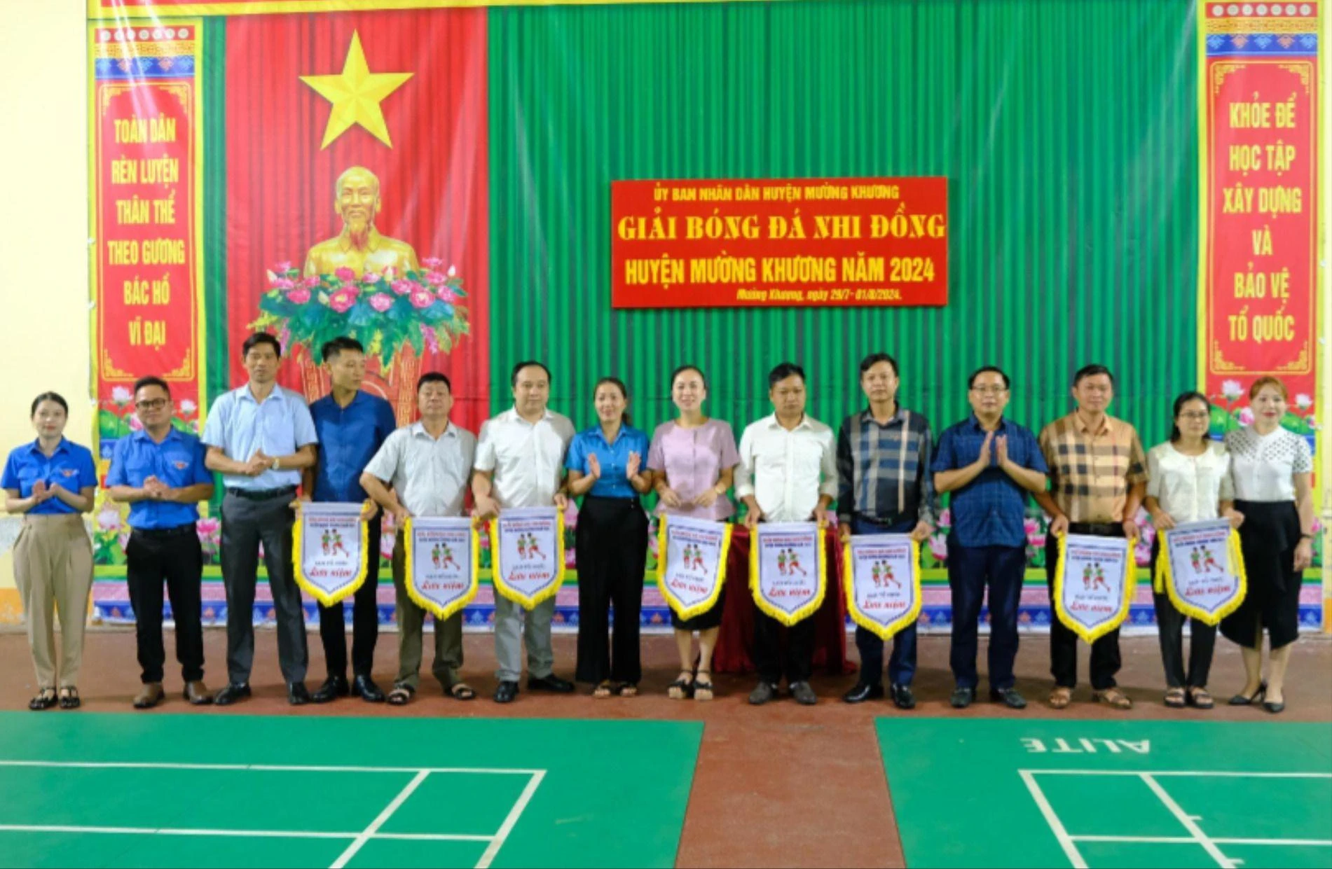 Ban tổ chức trao cờ cho các đội tham gia giải.jpg