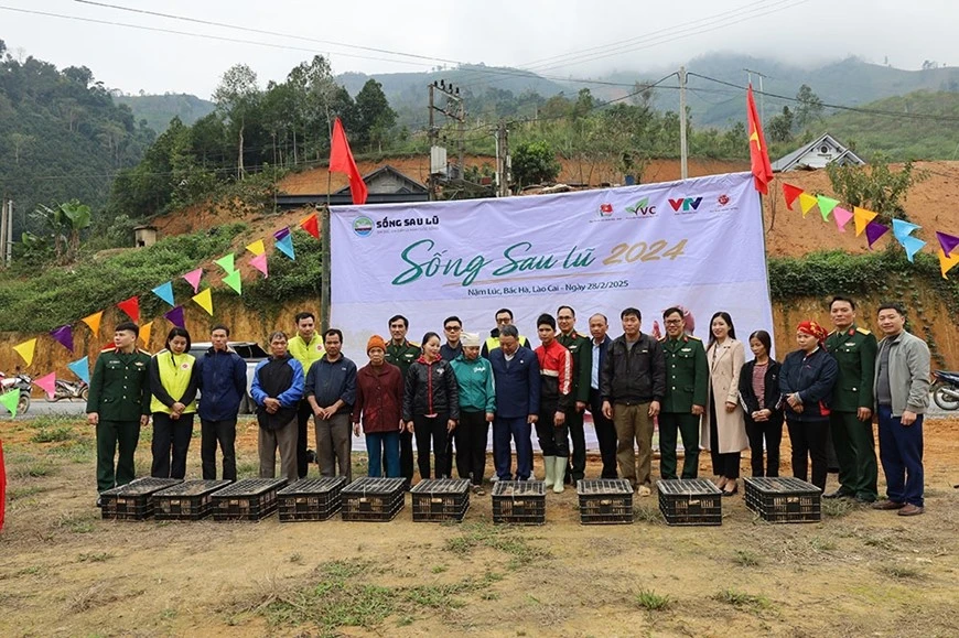 Đoàn công tác trao gà giống tặng bà con xã Nậm Lúc (Bắc Hà, Lào Cai).