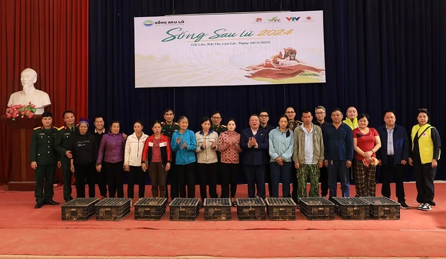 Đoàn công tác trao gà giống tặng bà con xã Cốc Lầu (Bắc Hà, Lào Cai).