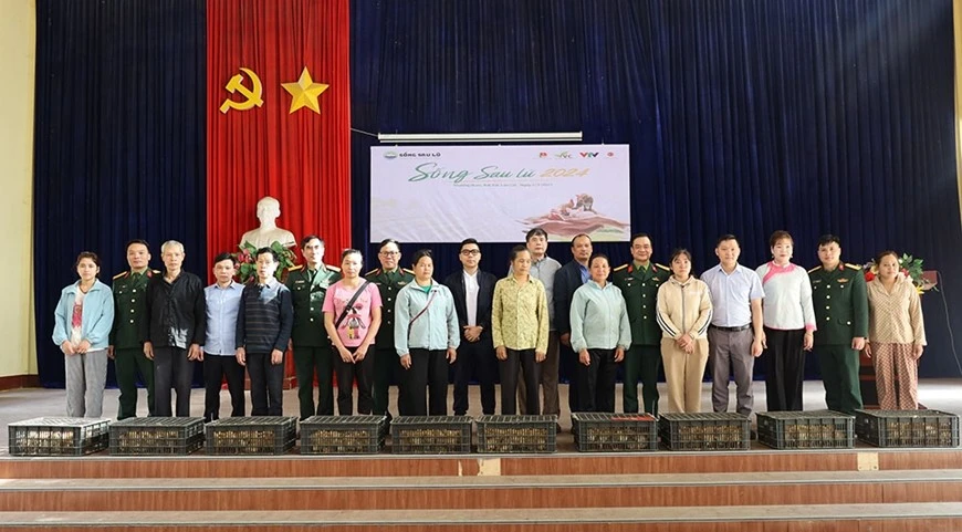 Đoàn công tác trao quà tặng bà con xã Mường Hum (Bát Xát, Lào Cai).