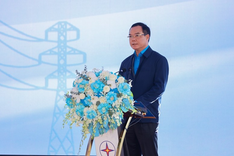Chủ tịch Tổng Liên đoàn Lao động Việt Nam Nguyễn Đình Khang phát động phong trào thi đua xây dựng dự án đường dây tải điện 500 kV Lào Cai - Vĩnh Yên. Chủ tịch Tổng Liên đoàn Lao động Việt Nam Nguyễn Đình Khang phát động phong trào thi đua xây dựng dự án đường dây tải điện 500 kV Lào Cai - Vĩnh Yên.