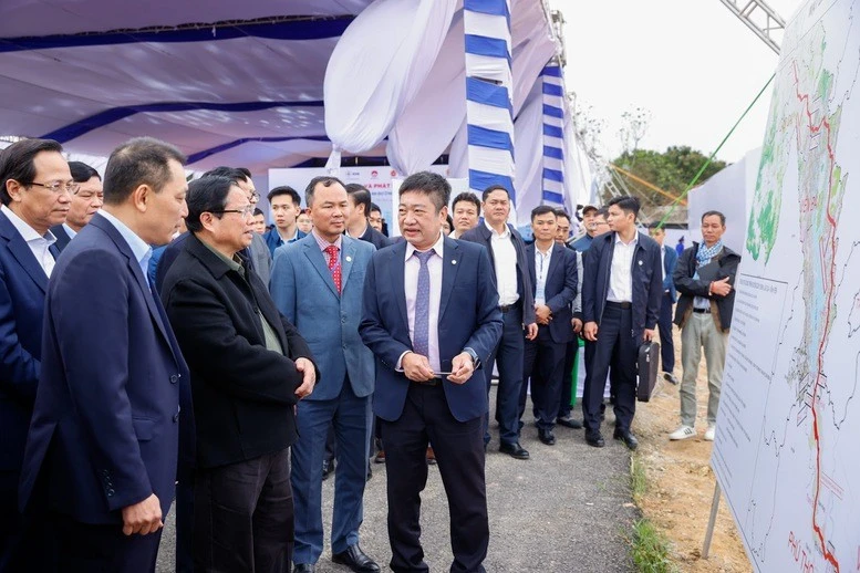 Thủ tướng nghe báo cáo về dự án Đường dây500KV Lào Cai - Vĩnh Yên tại địa phận tỉnh Vĩnh Phúc (xã Minh Quang, huyện Tam Đảo).