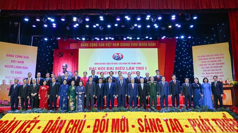 Tổng Bí thư Tô Lâm cùng các đồng chí lãnh đạo, nguyên lãnh đạo Đảng, Nhà nước và các đại biểu dự Đại hội đại biểu Đảng bộ Mặt trận Tổ quốc, các đoàn thể Trung ương lần thứ I.