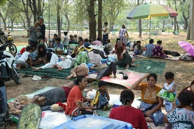 Người dân bị mất nhà cửa sau trận động đất tại Mandalay, Myanmar.