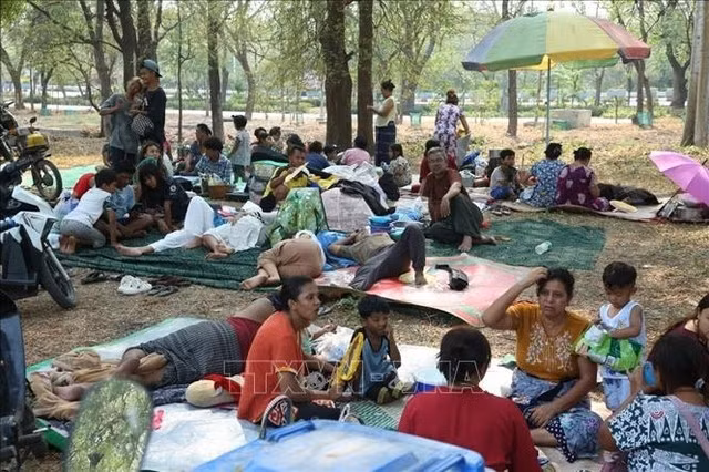 Người dân bị mất nhà cửa sau trận động đất tại Mandalay, Myanmar.