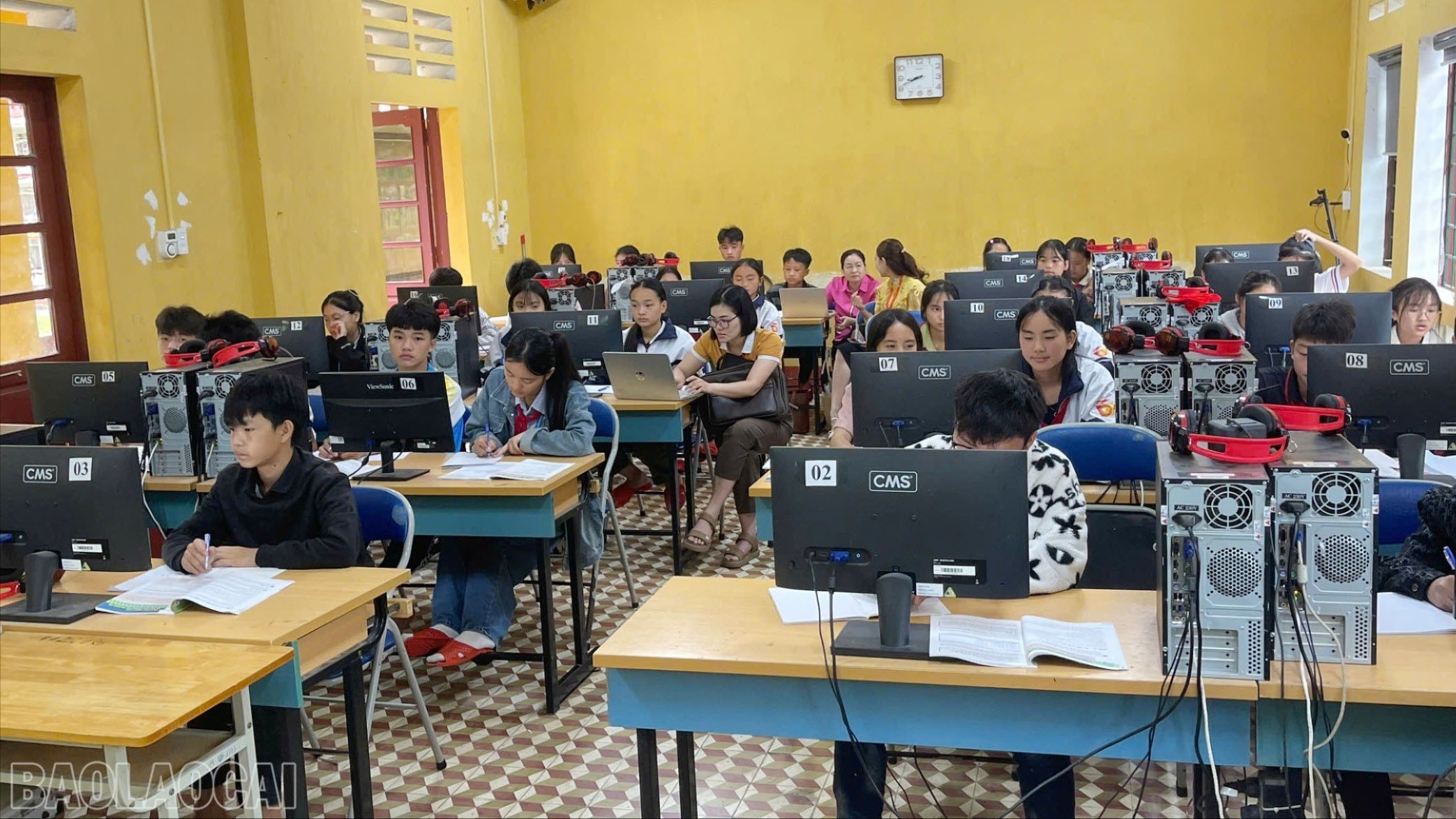 Học sinh Trường Phổ thông Dân tộc Nội trú THCS và THPT Mường Khương trong giờ tin học. image.jpg