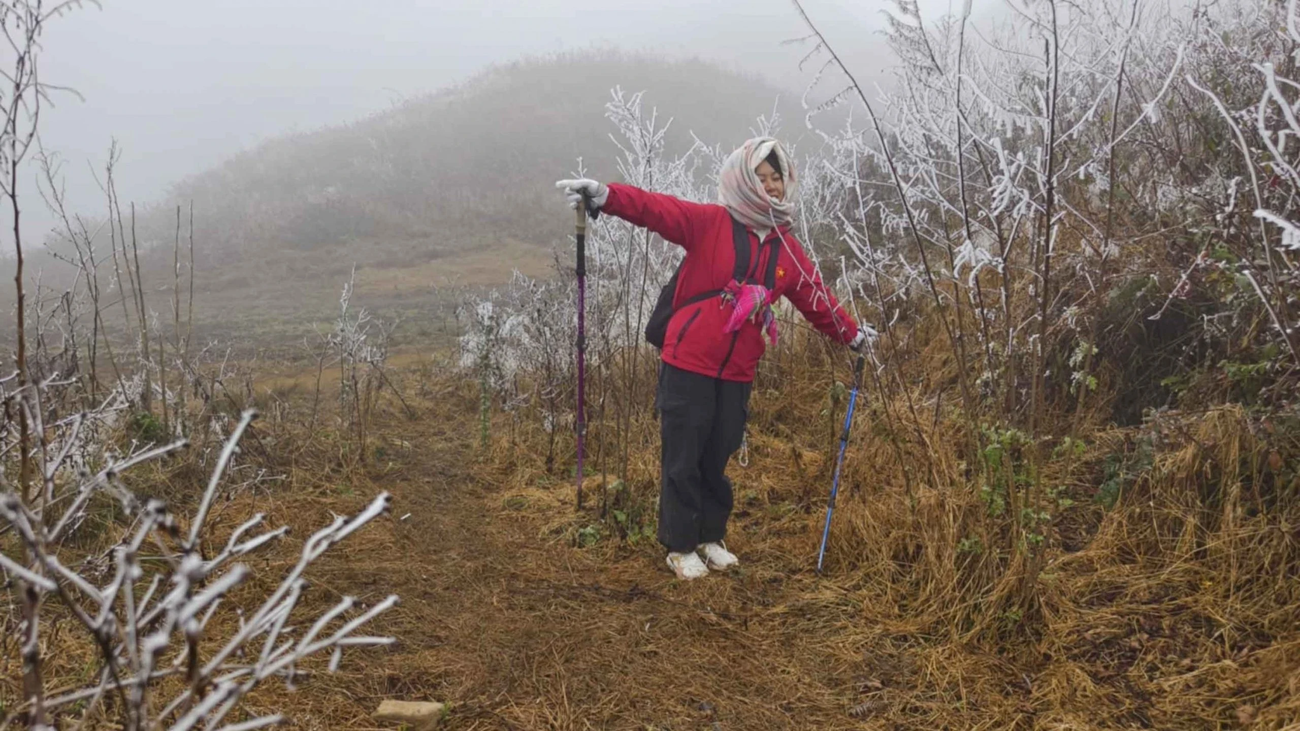 Trên hành trình chinh phục Lảo Thẩn, du khách sẽ đi qua những bản làng của người Hà Nhì. Đây là cơ hội để tìm hiểu thêm về đời sống, văn hóa của cộng đồng dân tộc thiểu số tại vùng núi Tây Bắc.