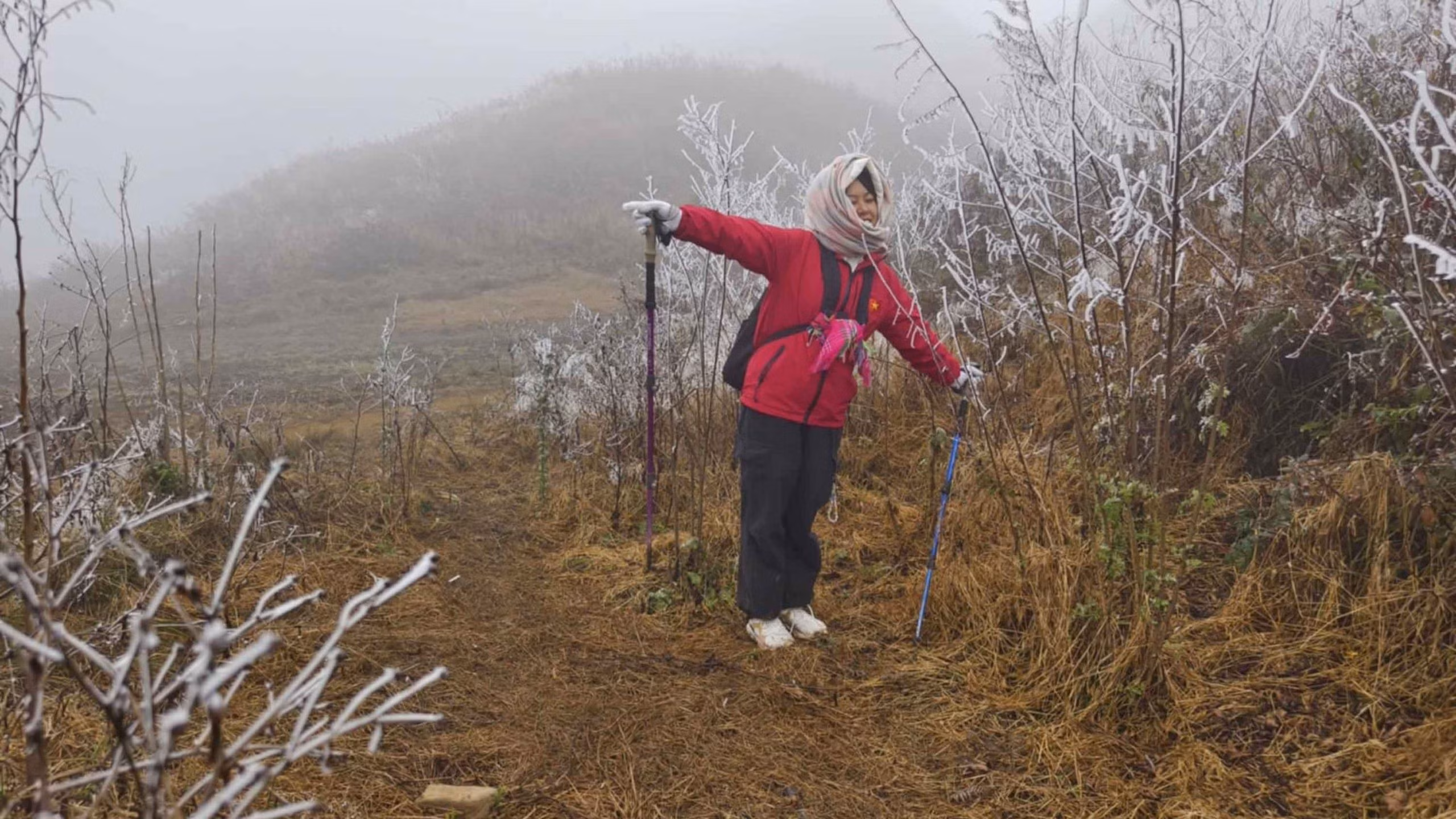 Trên hành trình chinh phục Lảo Thẩn, du khách sẽ đi qua những bản làng của người Hà Nhì. Đây là cơ hội để tìm hiểu thêm về đời sống, văn hóa của cộng đồng dân tộc thiểu số tại vùng núi Tây Bắc.