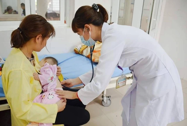 Khi con ốm, cha mẹ sẽ được nghỉ phép và hưởng chế độ nghỉ chăm sóc con theo quy định.