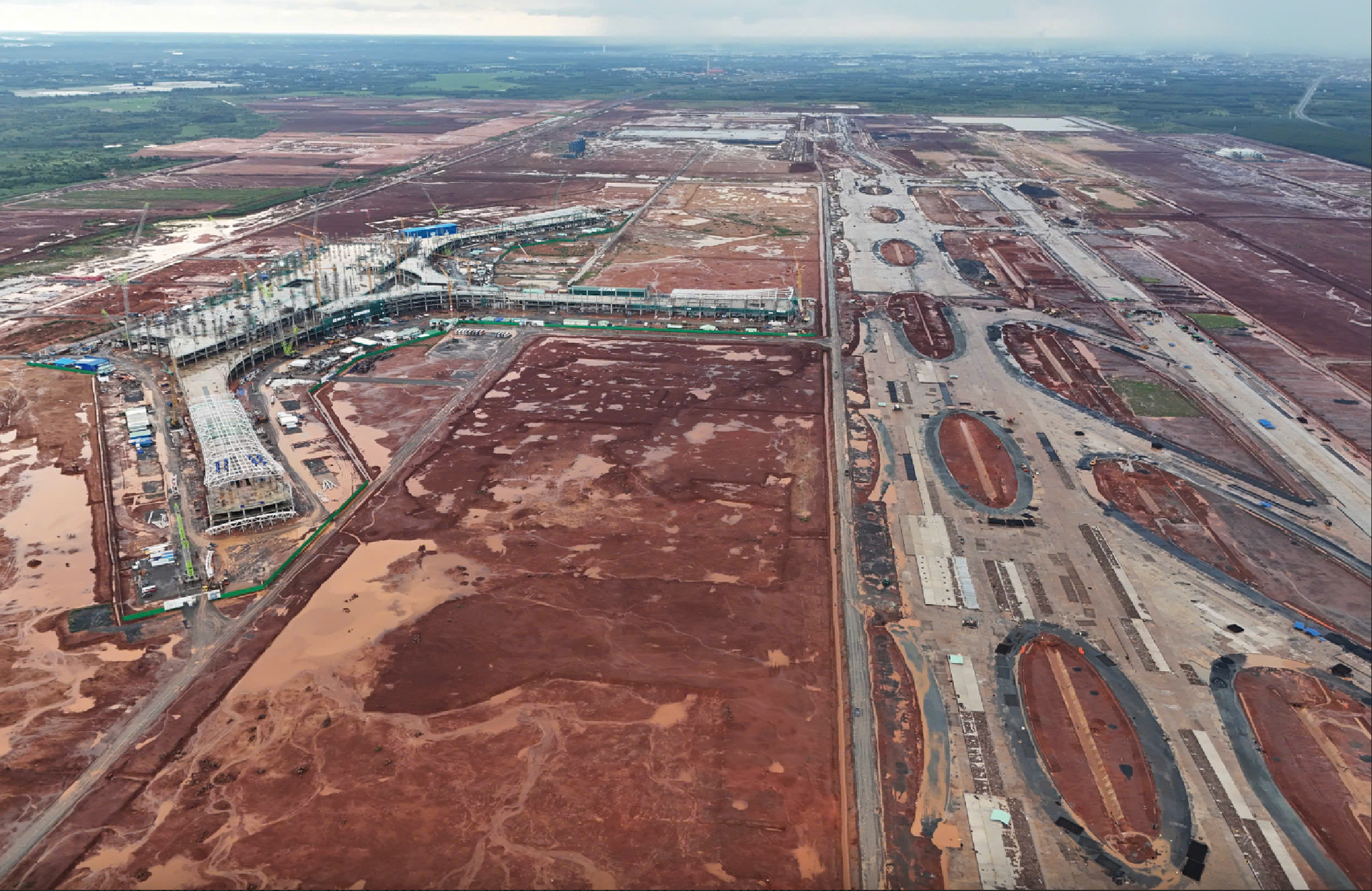 Nhiều gói thầu thuộc Dự án đầu tư xây dựng Cảng Hàng không quốc tế Long Thành đang được triển khai. Nhiều gói thầu thuộc Dự án đầu tư xây dựng Cảng Hàng không quốc tế Long Thành đang được triển khai.