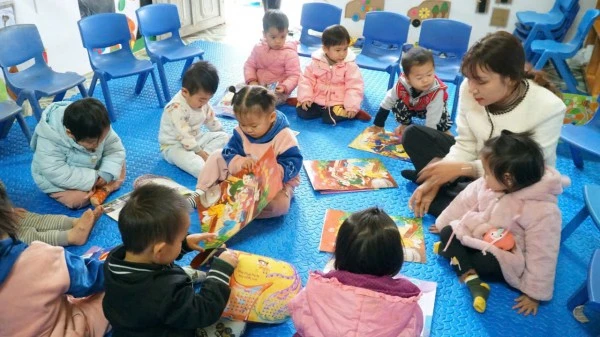 Trước khi có điểm trường mới, cô và trò lớp 2-3 tuổi phải học tạm tại phòng công vụ của trường tiểu học cũ.