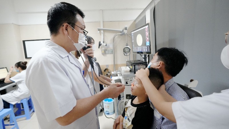 Tiến sĩ, bác sĩ Đào Đình Thi nội soi tai mũi họng cho bệnh nhi mắc chứng ngủ ngáy. Tiến sĩ, bác sĩ Đào Đình Thi nội soi tai mũi họng cho bệnh nhi mắc chứng ngủ ngáy.