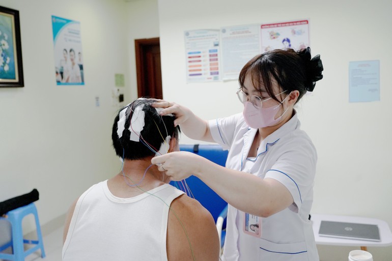 Bệnh nhân đo đa ký giấc ngủ tại Bệnh viện Tai Mũi Họng Trung ương. Bệnh nhân đo đa ký giấc ngủ tại Bệnh viện Tai Mũi Họng Trung ương.
