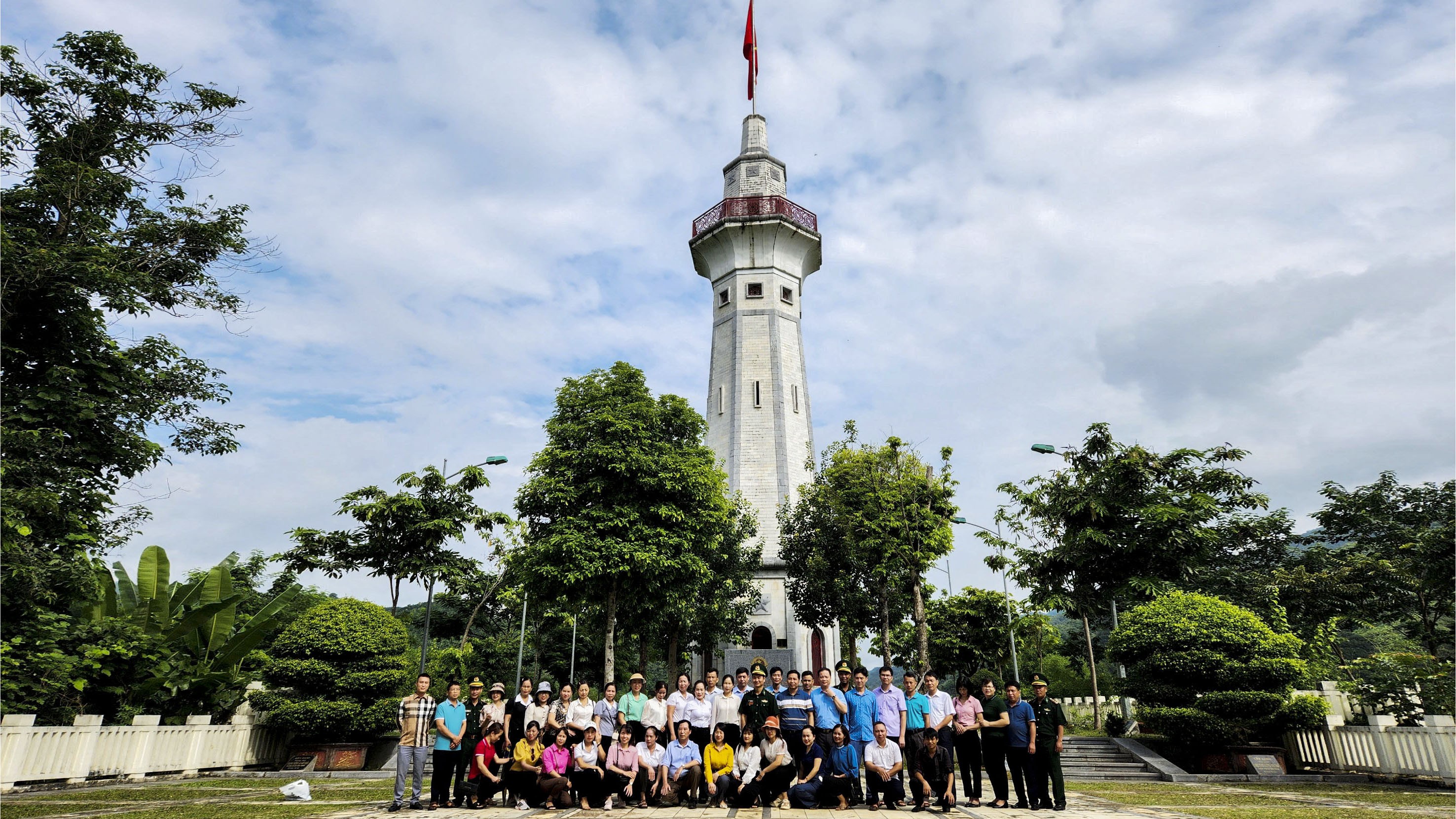 Cột cờ Lũng Pô là một trong những điểm đến yêu thích của du khách. cot-co-lung-po-noi-thuong-nguon-song-hong.jpg