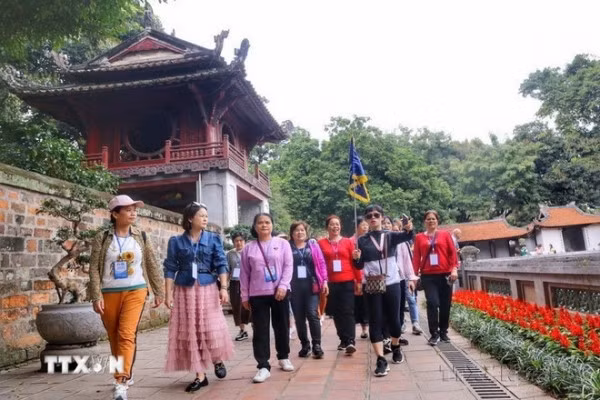 Du khách Trung Quốc tham quan Thủ đô Hà Nội.