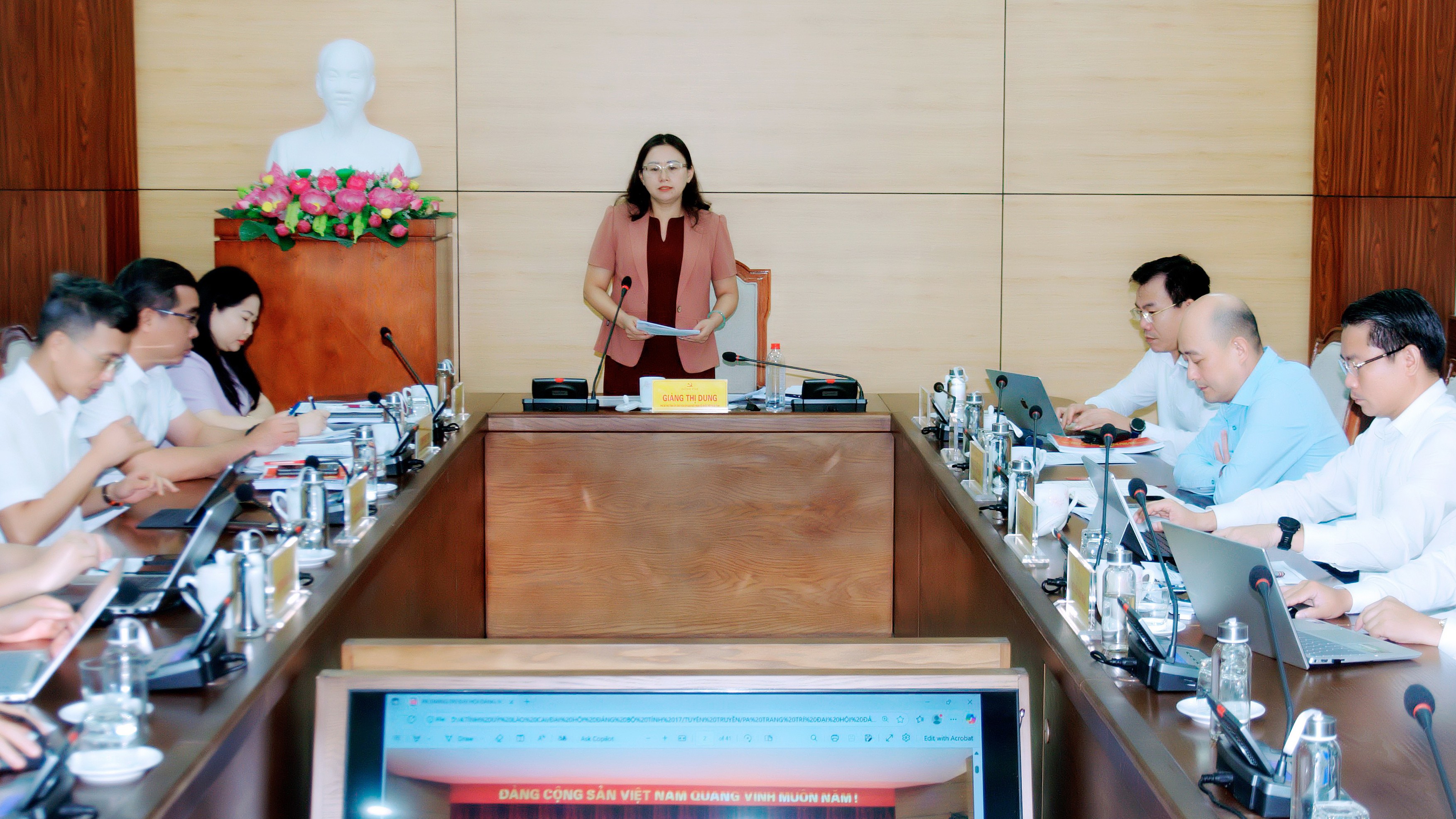 Đồng chí Giàng Thị Dung, Phó Bí thư Tỉnh ủy, Chủ tịch Ủy ban MTTQ Việt Nam tỉnh, Trưởng Tiểu ban Tuyên truyền – Khánh tiết tỉnh phát biểu kết luận hội nghị. duc-2823.jpg