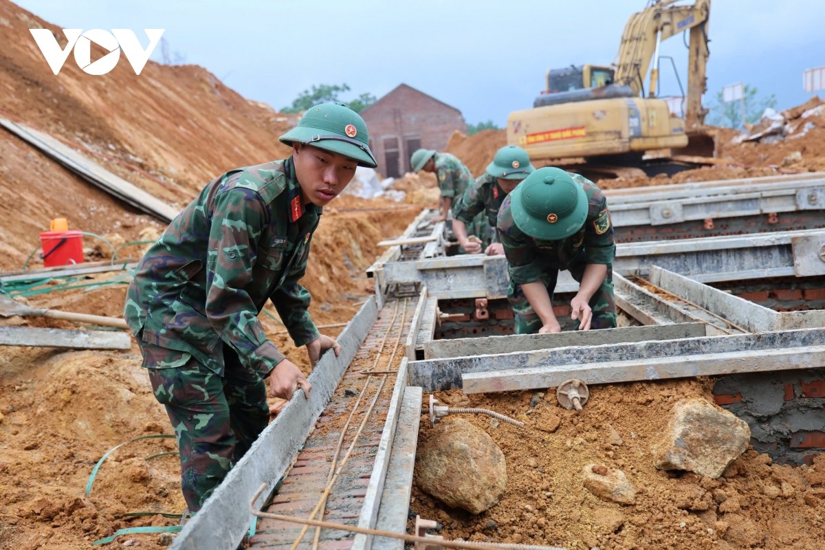 ទាហានធ្វើការនៅថ្ងៃឈប់សម្រាក។ Các chiến sĩ thi công xuyên lễ.