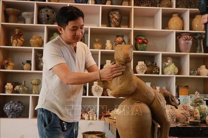 Nghệ nhân Nguyễn Viết Lâm tạo hình cho sản phẩm "Ngựa tài lộc" ở làng gốm Thanh Hà (phường Hội An, TP Đà Nẵng).