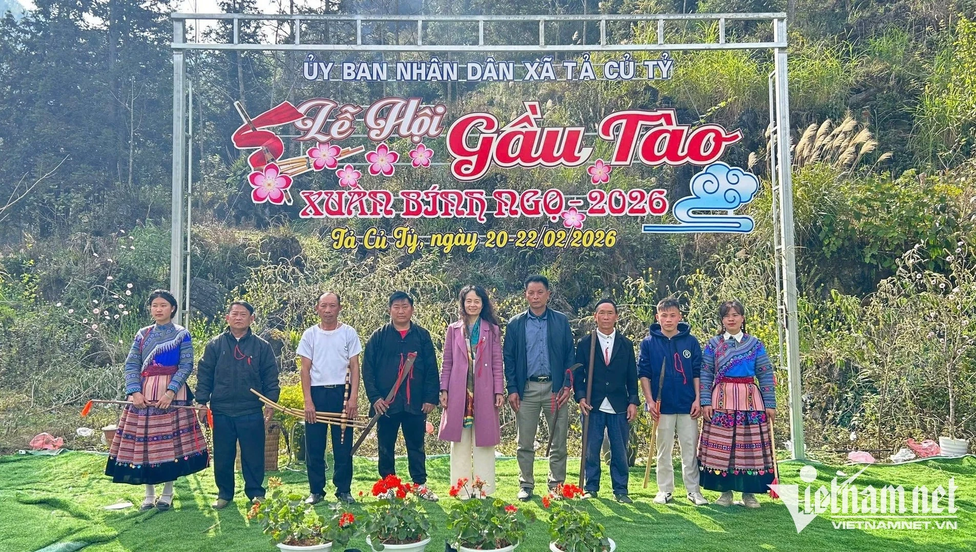 w-bi-thu-dang-uy-xa-ta-cu-ty-nguyen-thi-nga-thu-5-tu-phai-qua-vui-hoi-gau-tao-voi-nguoi-dan-2445.jpg