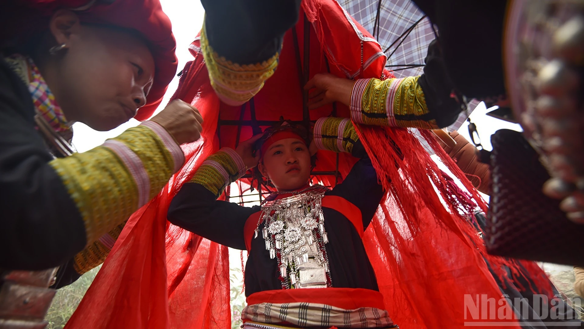 Cô dâu tự về nhà chồng là nét phong tục độc đáo trong lễ cưới của người Dao đỏ ở Tả Phìn, Sa Pa, Lào Cai.