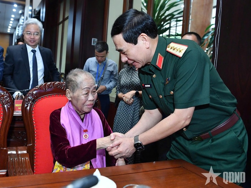 Đại tướng Phan Văn Giang thăm hỏi các đại biểu tại buổi gặp mặt. Đại tướng Phan Văn Giang thăm hỏi các đại biểu tại buổi gặp mặt.