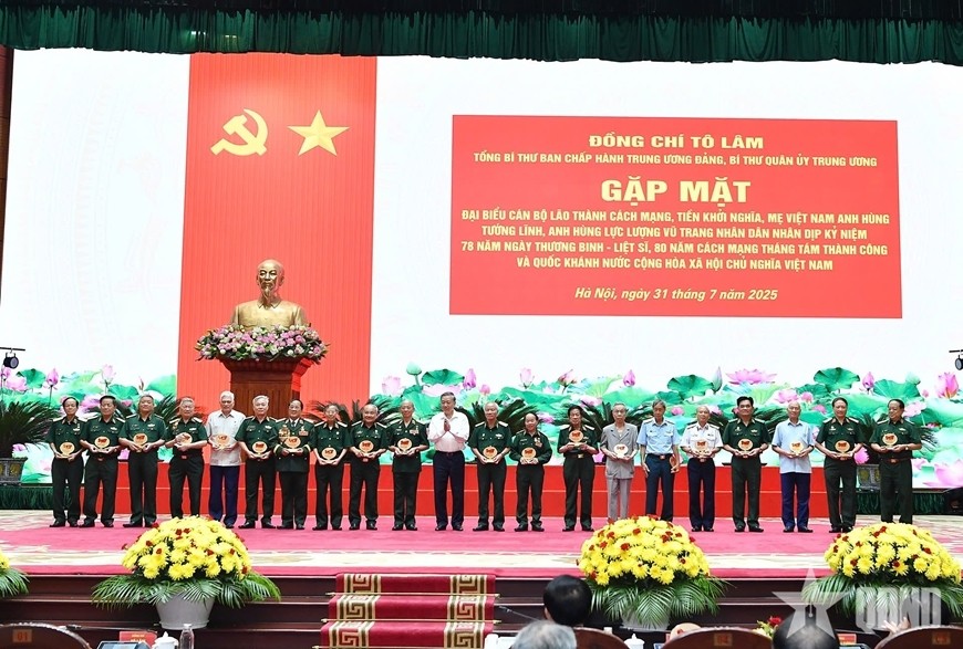 Tổng Bí thư Tô Lâm tặng quà tri ân tướng lĩnh, Anh hùng LLVT nhân dân. Tổng Bí thư Tô Lâm tặng quà tri ân tướng lĩnh, Anh hùng LLVT nhân dân.