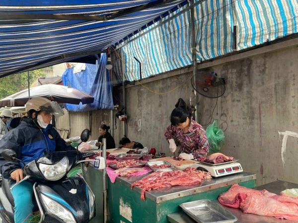 Lực lượng Quản lý thị trường tăng cường kiểm tra nguồn gốc, xuất xứ, chất lượng hàng hóa; việc niêm yết giá và bán theo giá niêm yết.