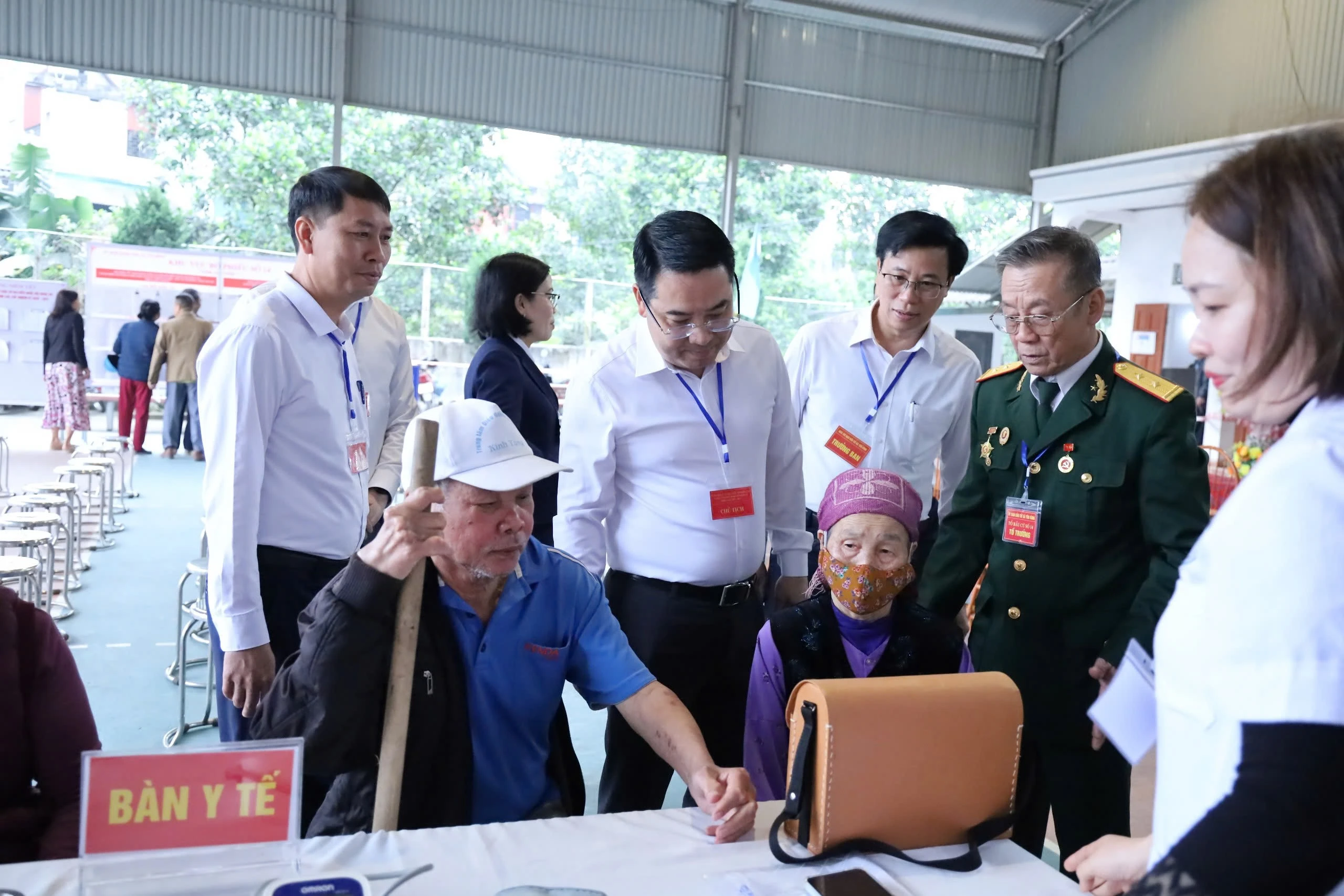 Chủ tịch UBND tỉnh Nguyễn Tuấn Anh kiểm tra tại khu vực bỏ phiếu số 14.