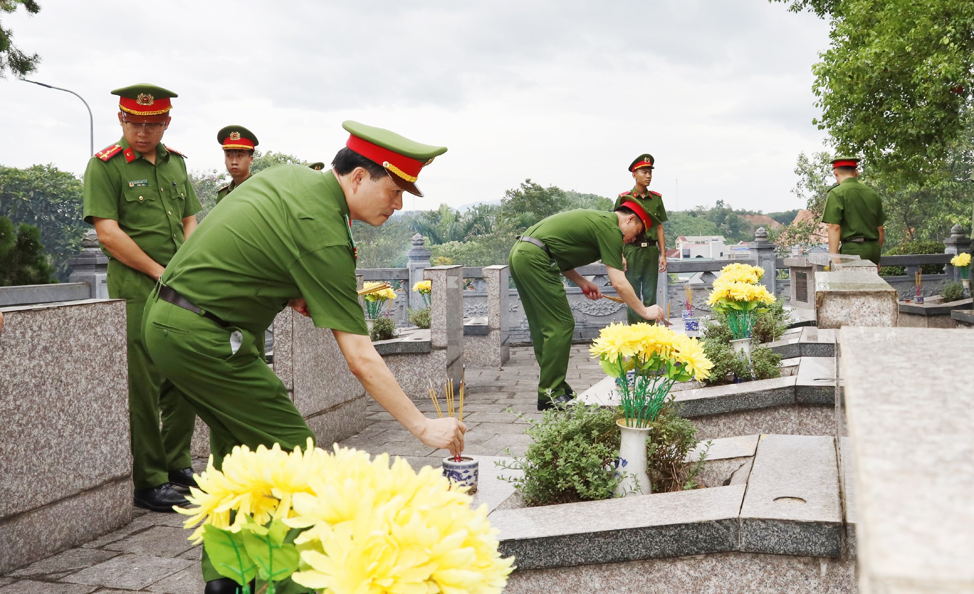 Lãnh đạo, cán bộ, chiến sĩ Công an tỉnh thắp hương tri ân các anh hùng liệt sĩ. Lãnh đạo, cán bộ, chiến sĩ Công an tỉnh thắp hương tri ân các anh hùng liệt sĩ.