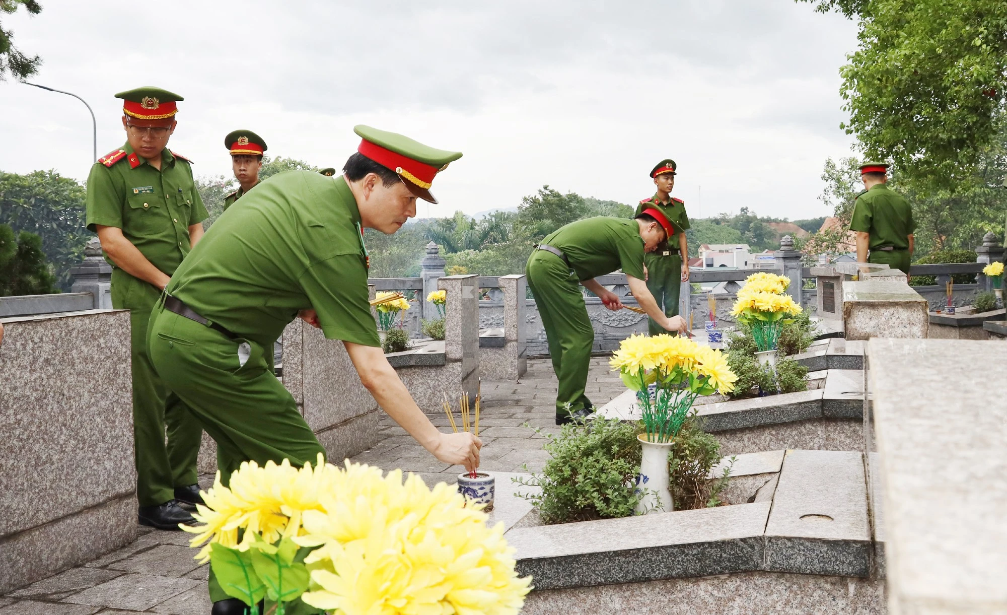 Lãnh đạo, cán bộ, chiến sĩ Công an tỉnh thắp hương tri ân các anh hùng liệt sĩ.