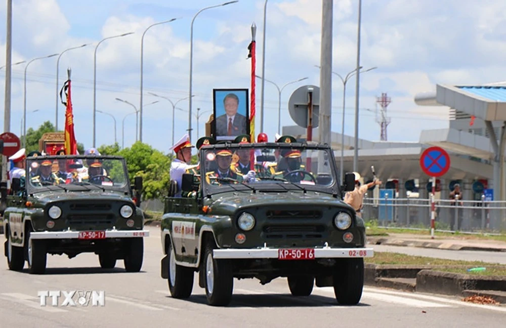 Khoảng 11 giờ 30 phút, linh xa bắt đầu rời sân bay Chu Lai ra Quốc lộ 1A thuộc xã Tam Nghĩa, huyện Núi Thành, đưa linh cữu nguyên Chủ tịch nước Trần Đức Lương di chuyển về nghĩa trang quê nhà ở xã Phổ Khánh, thị xã Đức Phổ.