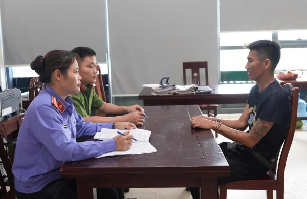 Cơ quan chức năng lấy lời khai đối tượng. Cơ quan chức năng lấy lời khai đối tượng.