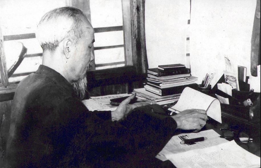 Bác Hồ làm việc tại tầng 2 Nhà sàn trong Phủ Chủ tịch, tháng 4/1960. Bác Hồ làm việc tại tầng 2 Nhà sàn trong Phủ Chủ tịch, tháng 4/1960.