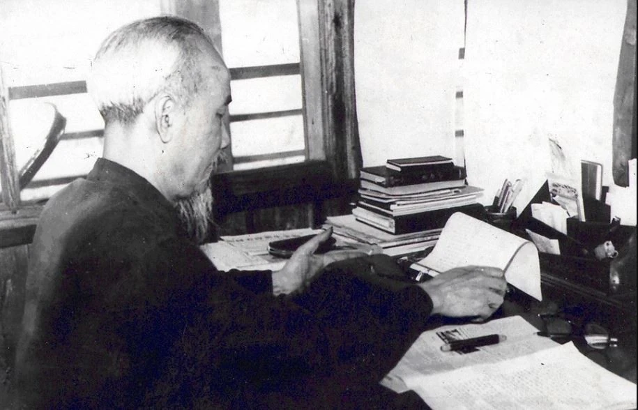 Bác Hồ làm việc tại tầng 2 Nhà sàn trong Phủ Chủ tịch, tháng 4/1960.