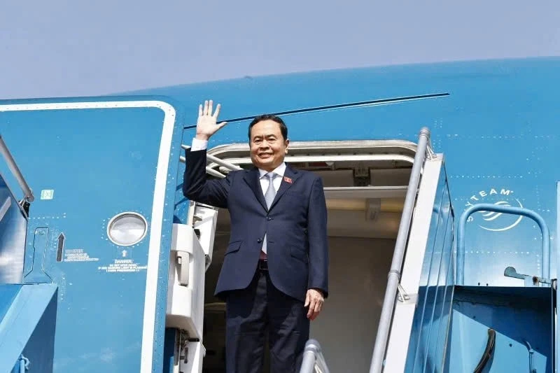 Chủ tịch Quốc hội Trần Thanh Mẫn dẫn đầu Đoàn đại biểu cấp cao Đảng, Nhà nước Việt Nam đến thủ đô Phnom Penh, bắt đầu thăm chính thức Vương quốc Campuchia.