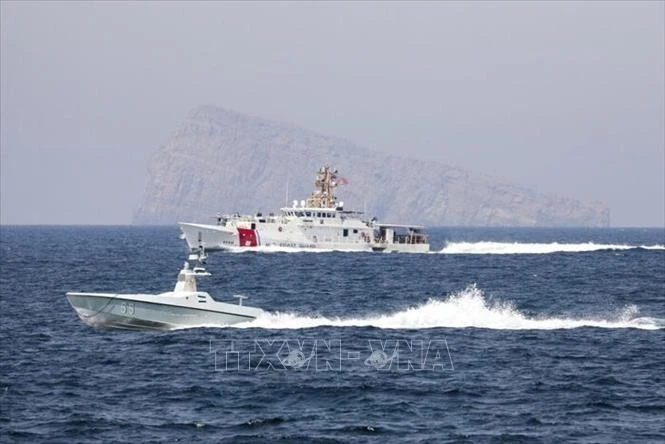 Tàu di chuyển tại Eo biển Hormuz. Ảnh tư liệu: IRNA/TTXVN