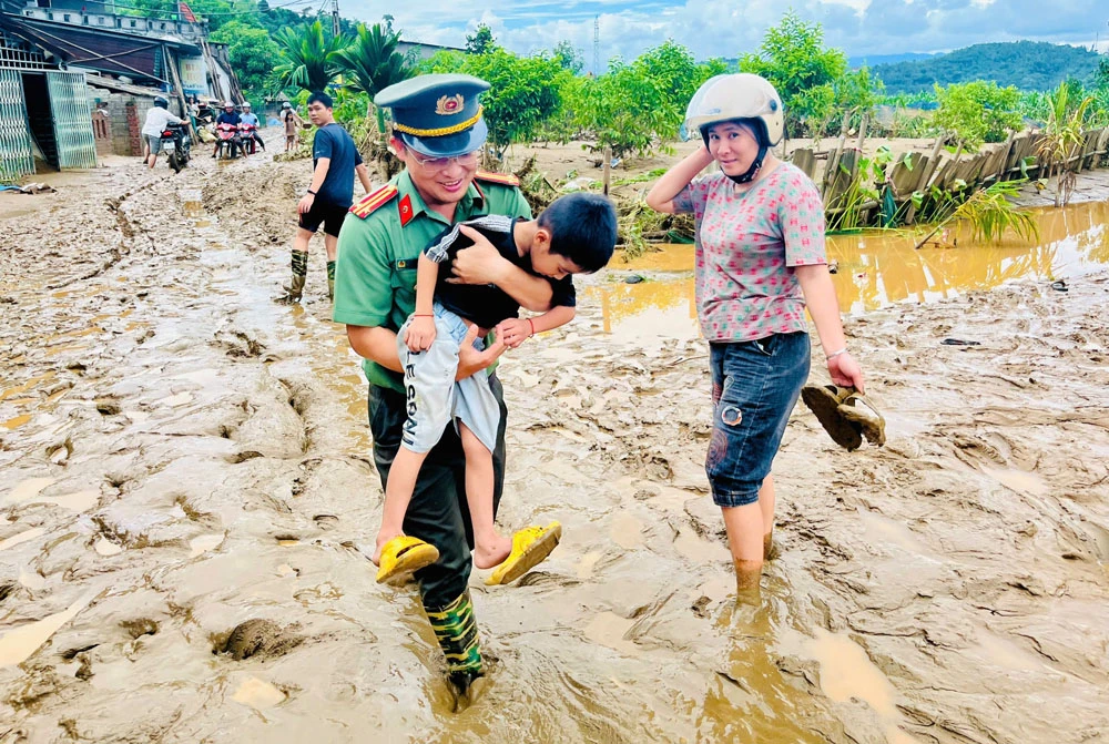 Công an huyện cùng các lực lượng tại chỗ có mặt kịp thời để sơ tán người, tài sản, giảm thiểu tối đa thiệt hại do mưa lũ.