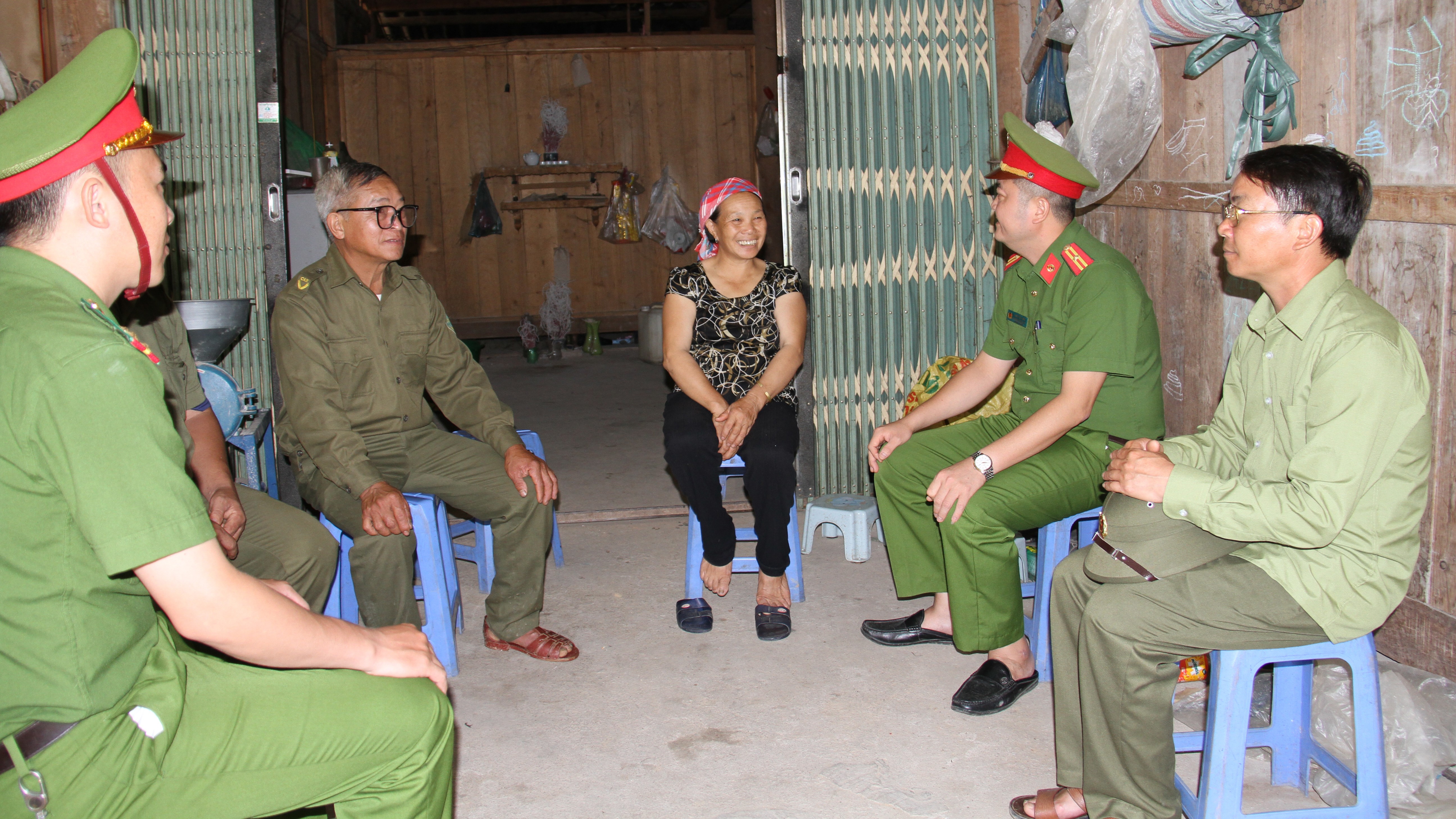 ចល័តមនុស្សឱ្យផ្លាស់ទីទៅកន្លែងសុវត្ថិភាព។ van-dong-nguoi-dan-di-doi-den-noi-an-toan.jpg