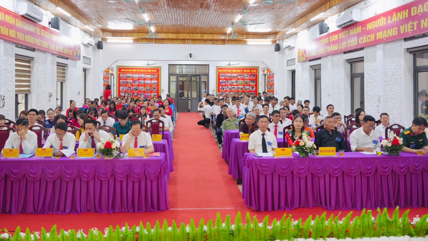 Đại biểu dự đại hội. Đại biểu dự đại hội.