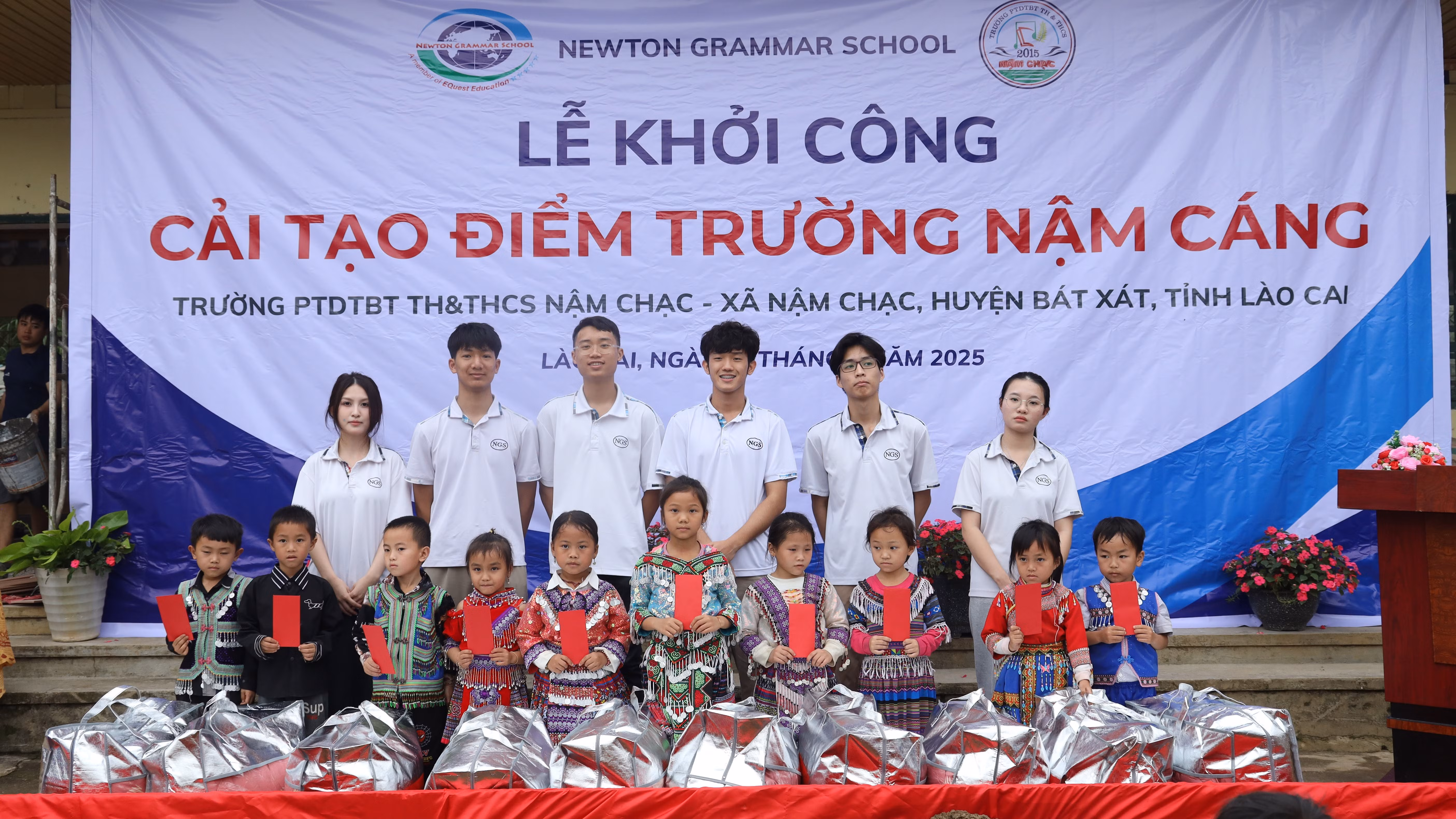 cac-em-hoc-sinh-truong-newton-trao-kinh-phi-tang-hoc-sinh-8446.jpg