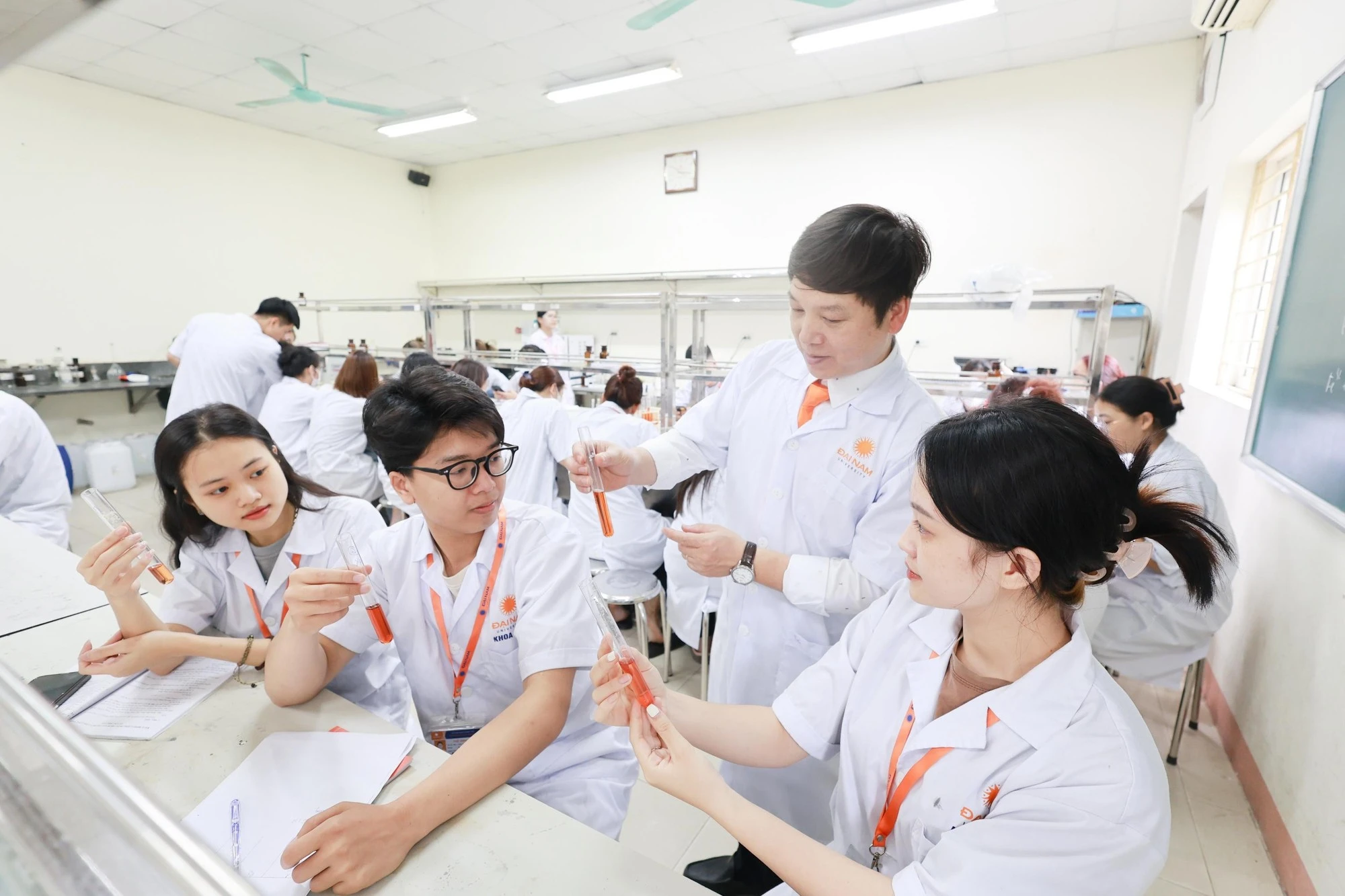 Khối ngành Y Dược vẫn tiếp tục giữ mức điểm chuẩn cao.