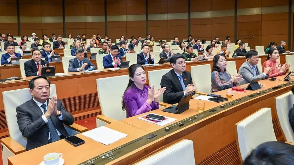 Các đại biểu dự phiên họp sáng 24/4.