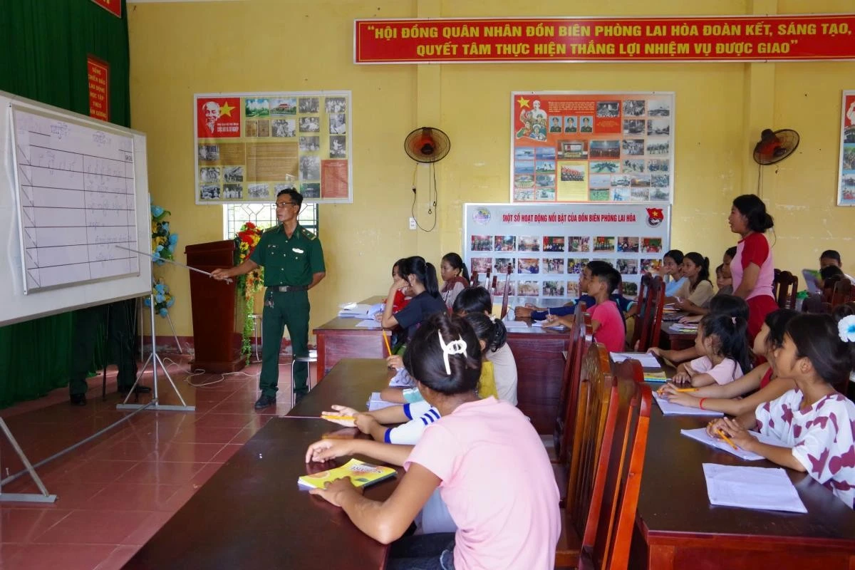 Cán bộ Đồn Biên phòng Lai Hòa, BĐBP Sóc Trăng hướng dẫn các em học sinh trên địa bàn xã Lai Hòa, thị xã Vĩnh Châu học tiếng Khmer.
